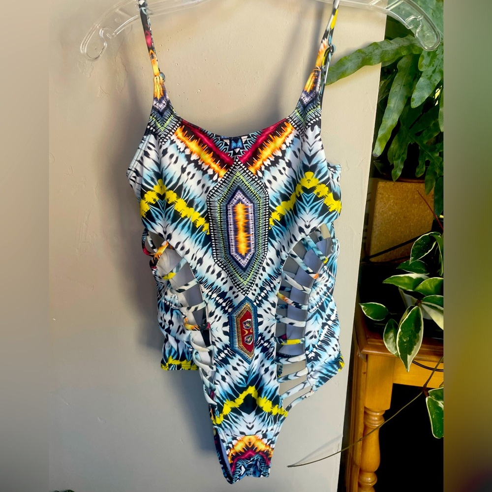 Bright cut-out one piece suit